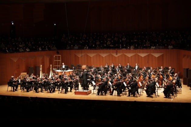 4일 예술의전당 콘서트홀에서 빈 필하모닉 오케스트라가 프란츠 벨저-뫼스트 지휘로 브람스의 교향곡 3번을 연주하고 있다. WCN 제공