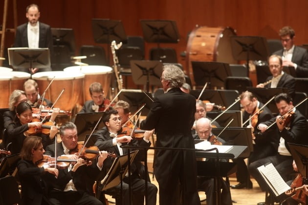 4일 예술의전당 콘서트홀에서 빈 필하모닉 오케스트라가 프란츠 벨저-뫼스트 지휘로 브람스의 교향곡 3번을 연주하고 있다. WCN 제공