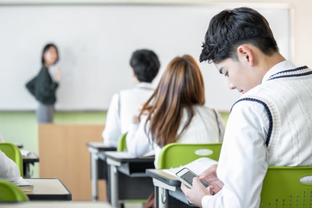 수업방해는 기본, 교사에 성희롱, 욕설, 구타까지···나락으로 떨어진 교권, 이대로 괜찮나 