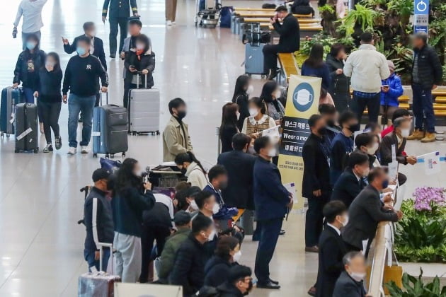 7일 인천공항공사에 따르면 전날 인천공항의 이용객 수는 9만3251명으로 집계 됐다. 인천공항의 일일 여객수가 9만 명을 넘어선 것은 지난 2020년 2월 코로나19 발병 이후 2년 8개월여 만이다. 사진은 7일 인천국제공항 제1여객터미널 입국장 모습. 뉴스1