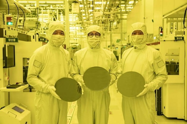 삼성전자는 파운드리 시장에서 TSMC와 초미세화 공정 경쟁에 나서고 있다. (사진=삼성전자)