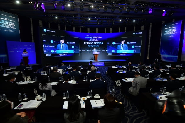 이창용 "인플레·환율, 비교적 안정…통화 긴축은 우선 과제" 