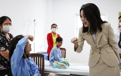 캄보디아 의료원 찾은 김건희 여사, 아이들과 주먹인사하고 '활짝'