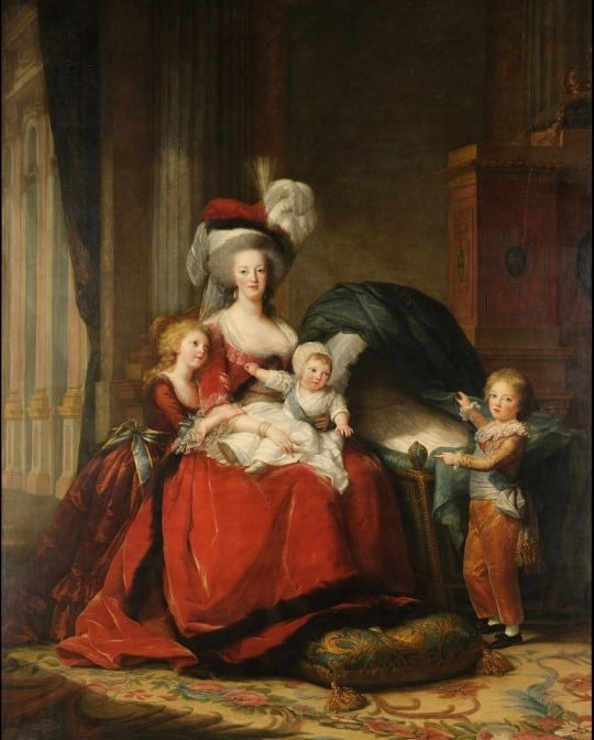 궁정 화가 르브룅이 그린 '마리 앙투아네트와 아이들'(1787). 프랑스 베르사유궁전 미술관이 소장중인 이 그림은 르브룅의 우아하고 부드러운 필치가 잘 드러난 수작으로 평가받는다. 하지만 당시에는 목걸이 사건이 얼마 지나지 않아 그려진 탓에 "왕비의 가정적인 이미지를 주입하려는 선전물"이라는 비판을 받았다. 혁명은 2년 뒤 일어난다.