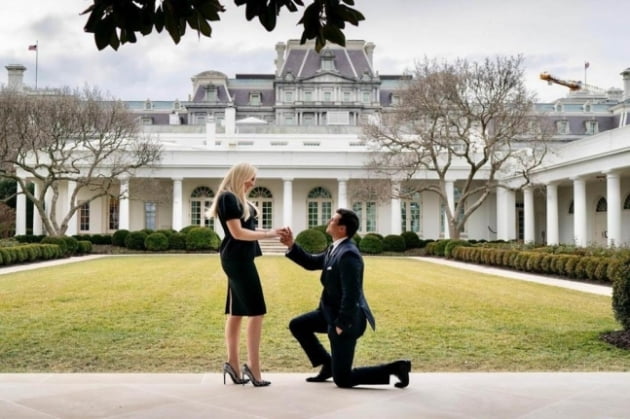 마이클 불로스가 백악관에서 티파니에게 청혼하는 모습 /사진=연합뉴스