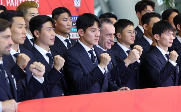 2022 FIFA 카타르 월드컵에 출전하는 대한민국 대표팀 선수들이 13일 밤 인천국제공항 제1여객터미널에서 출국 전 선전을 다짐하며 기념촬영을 하고 있다. /사진=연합뉴스