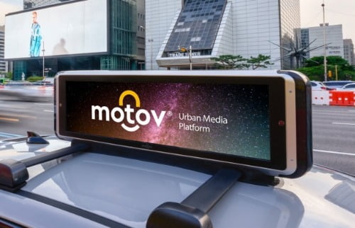 한 택시가 모토브의 택시탑 미디어 광고판을 매달고 운행중이다. 모토브는 서울에서 약 2020여 대의 택시에 미디어탑을 설치한 것으로 알려졌다. 모토브 제공