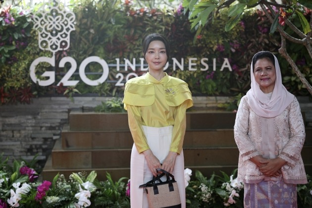 キム・ゴンヒ大統領夫人が15日、インドネシア・バリ島のホテルで開かれたG20サミット配偶者プログラムに出席し、インドネシアのジョコ・ウィドド大統領の妻であるジョコ・ウィドドと記念写真を撮っている. 大統領府提供