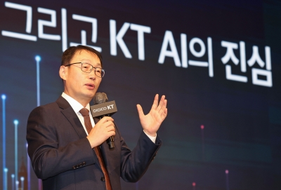  AI 전략 기자간담회에서 발표하는 구현모 KT 대표