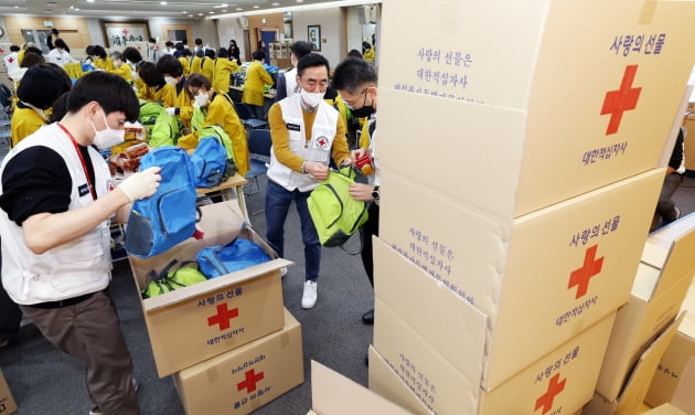 [포토] 적십자, 연말 이웃돕기 '2022 사랑의 선물 제작'