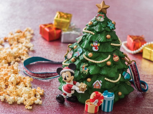 크리스마스 시즌 한정 도쿄 디즈니리조트의 팝콘통. 중간에 뚜껑이 열린다. 팝콘을 포함한 팝콘 통값은 3000엔, 팝콘 리필값은 400엔. 리필은 에버랜드(5000원)보다 싸다.