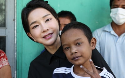김건희 여사가 안은 캄보디아 소년, 아산병원서 수술 받는다