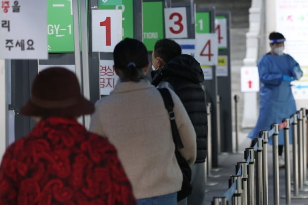 코로나19 신규 확진자가 7만2천883명 발생한 15일 오전 서울 용산구보건소에 마련된 선별진료소에서 시민들이 검사를 받기 위해 줄을 서고 있다. 사진=연합뉴스