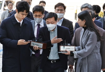 [포토] 정진상 실장, '질문은 다음에요'