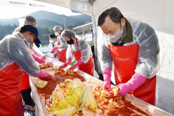 명노현 (주)LS 대표이사(오른쪽 첫번째)가 경기도 안성시 LS미래원에서 열린 ‘사랑의 김장 나누기’ 행사에 참여해 LS 임직원 및 자원봉사자들과 함께 김치를 담그고 있다. LS 제공