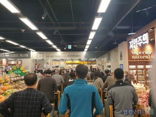 '쓱세일' 마지막 날인 20일, 이마트 마포점에 계산하려는 고객들이 줄을 서있다./사진=진영기 한경닷컴 기자