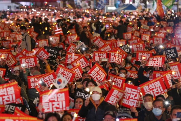 지난 19일 오후 서울 중구 숭례문 인근에서 촛불전환행동 주최로 윤석열 정부의 퇴진을 요구하는 촛불꽁 머니 카지노 3 만가 열렸다. 사진=연합뉴스