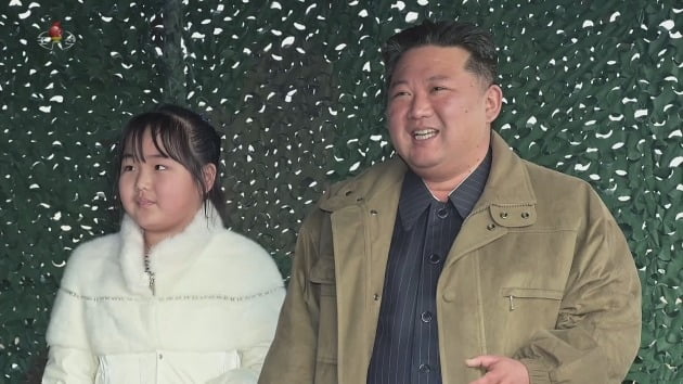 조선중앙TV가 20일 추가로 공개한 김정은 국무위원장과 꼭 닮은 딸. 사진=조선중앙TV 화면