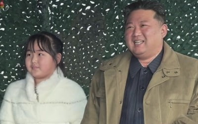 미공개 사진 쫙 풀었다…北 '김정은 딸' 이틀째 공개한 이유