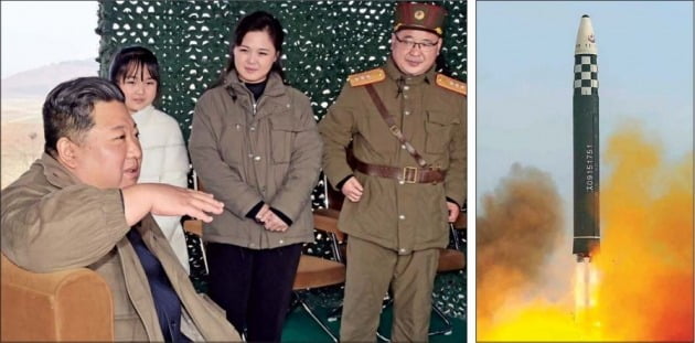 지난 18일 북한이 평양 순안공항에서 발사한 신형 ICBM(화성-17형)이 하늘로 솟구치는 장면(오른쪽 사진)을 김정은 국무위원장과 김정은의 딸, 부인 이설주(왼쪽부터) 등이 지켜보고 있다.(왼쪽 사진)  조선중앙통신 