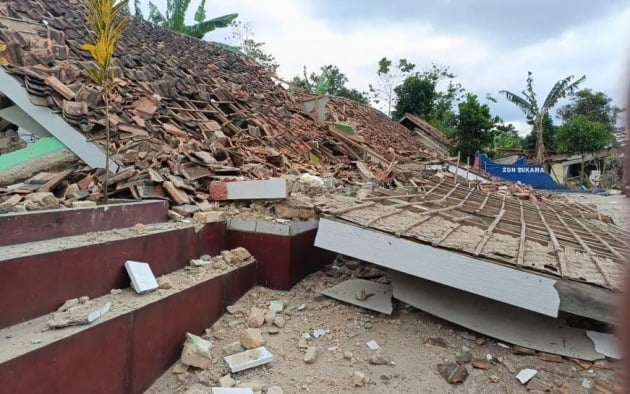 인도네시아 서자바주 치안주르 리젠시에서 발생한 지진으로 건물이 무너진 모습. /사진=연합뉴스 