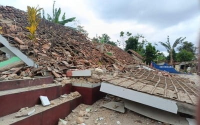 인니 서자바서 규모 5.6 지진…당국 "사망자 46명 이상" [종합]