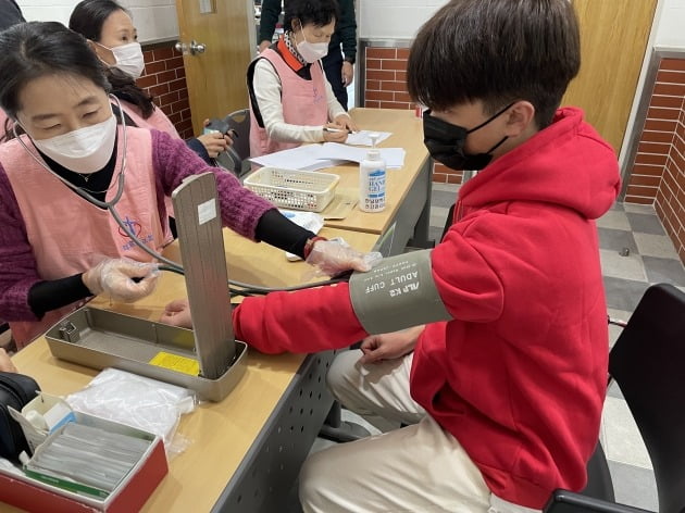 한남대에 찾아온 의료 봉사자들이 외국인 학생을 대상으로 의료 봉사를 하고 있다. 한남대 제공