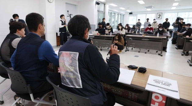 이봉주 민주노총 공공운수노조 화물연대본부(화물연대) 위원장이 22일 서울 강서구 공공운수연대 화물연대본부에서 열린 '안전운임 개악저지! 일몰제 폐지! 차종-품목 확대! 화물연대 총파업 기자간담회'에서 발언하고 있다.