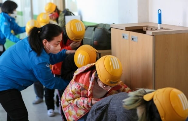 포항 송도초등학교에서 '재난 안전 경 안전모'를 착용한 어린이들이 대피 훈련을 하고 있다. 사진=현대건설