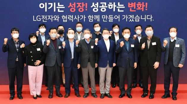 11월 22일 경기도 평택에 위치한 LG전자 러닝센터에서 열린 ‘2022년 LG전자 협력회 워크숍’에서 조주완 사장(앞줄 왼쪽에서 여섯 번째) 등 LG전자 경영진과 주요 협력사 대표들이 기념촬영을 하고 있다./사진=LG전자