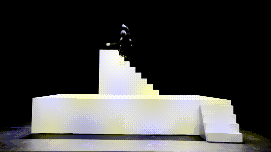 계단과 트램펄린을 활용한 요안 부르주아 공연 중 한 장면. 출처 요안 부르주아 공식 유튜브 채널 