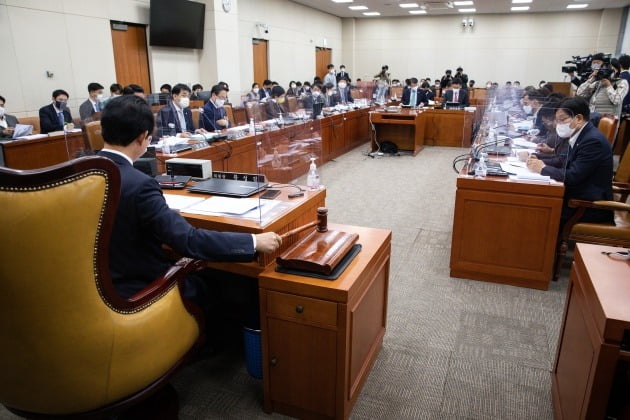 류성걸 국회 기획재정위원회 조세소위원장이 지난 21일 서울 국회에서 열린 기획재정위원회 제1차 조세소위원회에서 의사봉을 두드리고 있다. 뉴스1