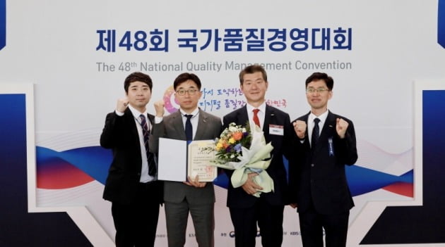 제48회 국가품질경영대회에서 서비스혁신 부문 최고상인 ‘국가품질혁신상 대통령표창’을 수상한 공항철도의 관계자. 공항철도