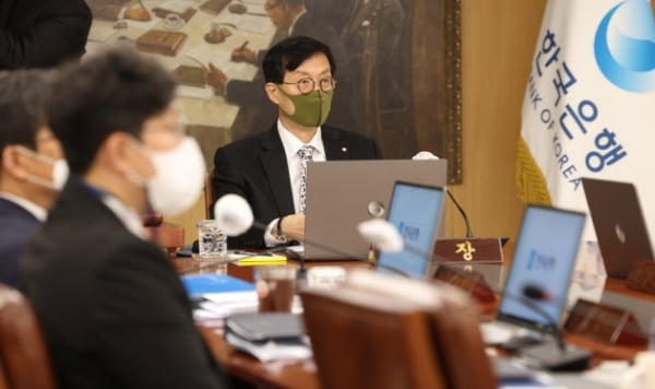 이창용 한국은행 총재가 24일 서울 중구 한국은행에서 열린 금융통화위원회 본회의에 참석하고 있다.사진=김범준 기자