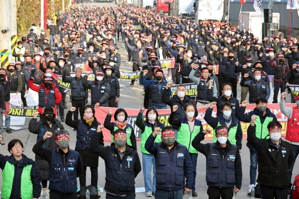 24일 오전 경기도 의왕시 내륙컨테이너기지(ICD) 앞에서 열린 화물연대 서울경기지부 총파업 출정식에서 노조원들이 구호를 외치고 있다. / 김범준 기자