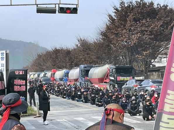  화물연대 충북지부 노조원 200여 명이 24일 오전 한일시멘트 단양공장 출하문 앞에서 파업 출정식을 열고 있다. 파업 여파로 단양과 제천지역 시멘트사들은 이날 시멘트 출하를 잠정 중단했다. 2022.11.24 [사진=연합뉴스]