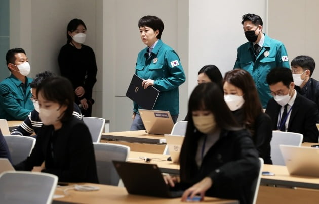 이재명 대통령실 부대변인(오른쪽)과 김은혜 홍보수석이 지난달 30일 이태원 핼러윈 참사 관련 브리핑을 하기 위해 브리핑룸으로 입장하고 있다. 대통령실사진기자단