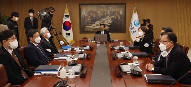 이창용 한국은행 총재가 24일 서울 중구 한국은행에서 열린 금융통화위원회 본회의에 참석하고 있다. 2022.11.24. 김범준 기자