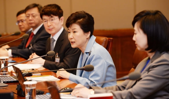 박근혜 대통령이 2015년  4월 6일 청와대에서 열린 대통령 주재 수석비서관회의에서 공무원연금 개혁에 대해 모두 발언하고 있다.  한경DB
