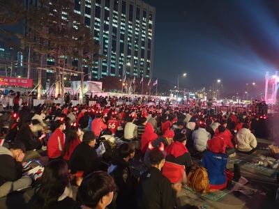 "대~한민국!" 추위 잊은 응원 열기…전반 '팽팽한 접전' [현장+]