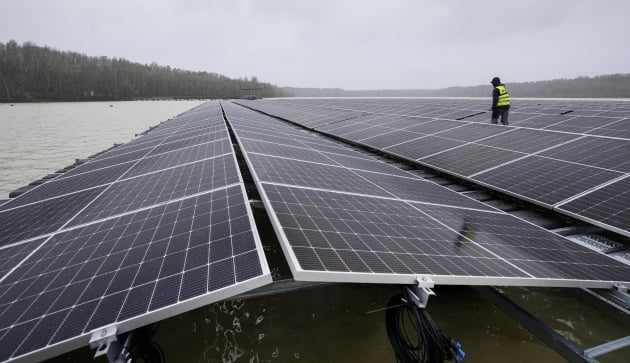 독일 할테른의 호수에 있는 부유식 태양광 발전소.사진=AP 연합뉴스