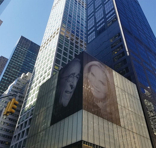 뉴욕 한복판에 걸린 해리와 린다의 사진.