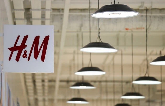 H&M 등 일부 글로벌 기업들은 ESG에 앞장서기 위해 선제적으로 디지털 상품 여권을 도입하고 있다. 연합뉴스 