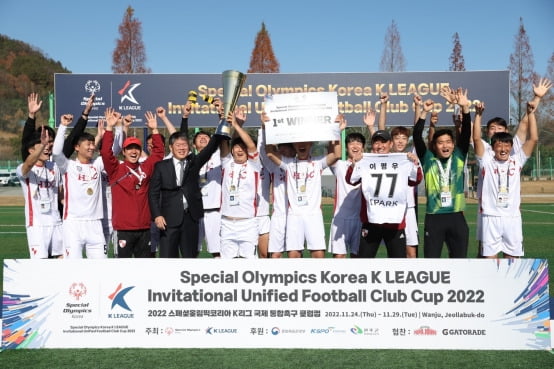 이용훈 SOK 회장(왼쪽 네번째)이 SOK-K리그 국제 통합축구 클럽컵에서 우승한 부산아이파크 통합축구단 선수들과 축하하고 있다.  /SOK 제공