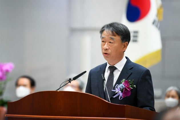오석준 대법관이 28일 서울 서초구 대법원에서 열린 취임식에 참석해 인사말을 하고 있다. /사진=대법원 제공