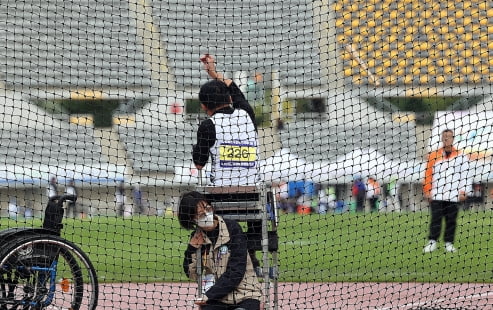엔픽셀 장애인 선수단의 이원태 선수가 지난 10월 제 42회 전국장애인체육대회에서 곤봉 던지기 종목에 참가해 자신의 기량을 펼치는 모습. 엔픽셀 제공