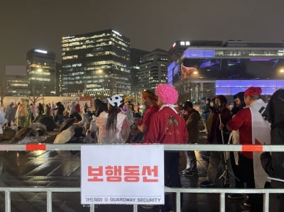 빗속 거리응원…"비 맞아도 괜찮아요, 한국이 꼭 이깁니다" [현장+]