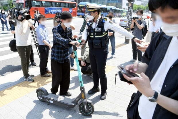 지난해 5월 13일은 퍼스널 모빌리티(PM) 단속이 본격화된 날이다. 이날 오후 서울 마포구 홍대입구역 인근 인도에서 마포경찰서 경찰들이 전동킥보드 이용 시민에게 재개정 관련 내용 홍보 및 계도를 하고 있다. /허문찬 카지노 잭팟 금액