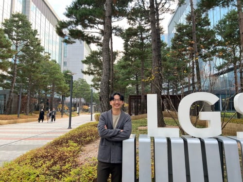 LG 이노텍 사옥 앞에 서 있는 방지원 대표. 모티 제공