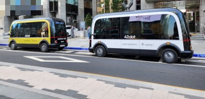 포티투닷이 청계천 자율주행셔틀 시범운행지구에서 서비스를 시작한 자율주행버스/사진=최수진기자